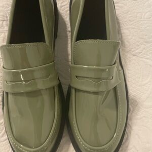 Aitaolain women’s green patent leather loafers size 42